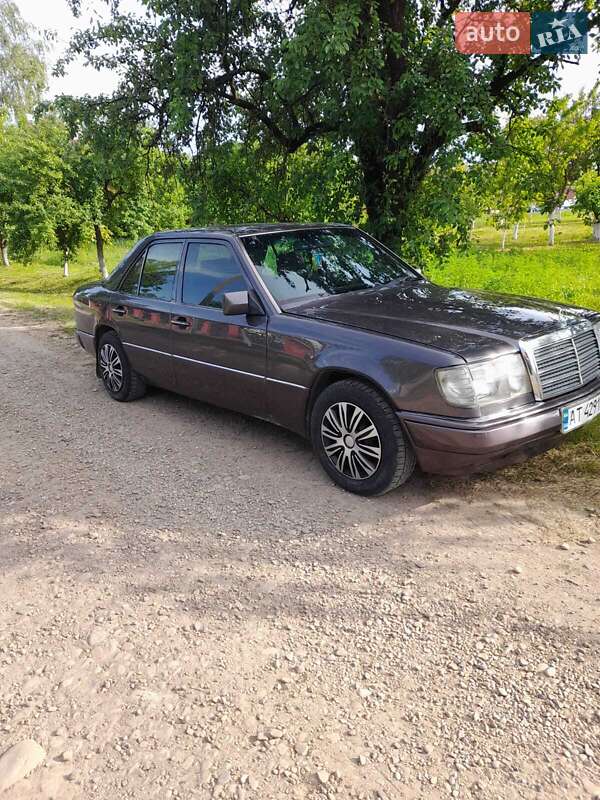 Седан Mercedes-Benz E-Class 1993 в Снятине