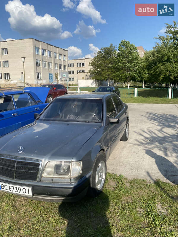 Седан Mercedes-Benz E-Class 1988 в Вараші