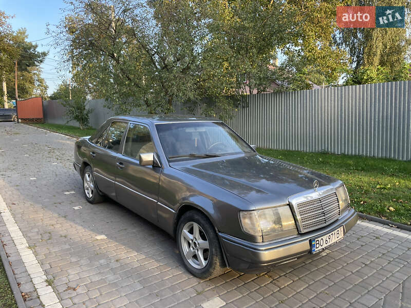 Седан Mercedes-Benz E-Class 1988 в Черновцах