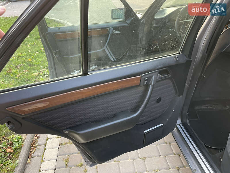 Седан Mercedes-Benz E-Class 1988 в Черновцах