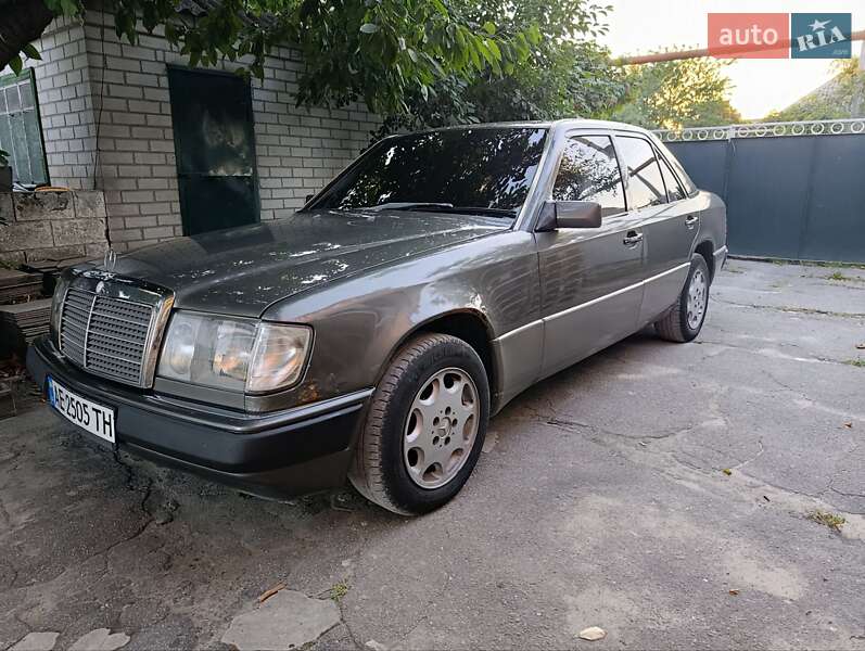 Седан Mercedes-Benz E-Class 1991 в Днепре