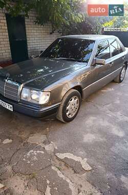 Седан Mercedes-Benz E-Class 1991 в Днепре