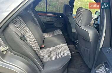 Седан Mercedes-Benz E-Class 1990 в 
