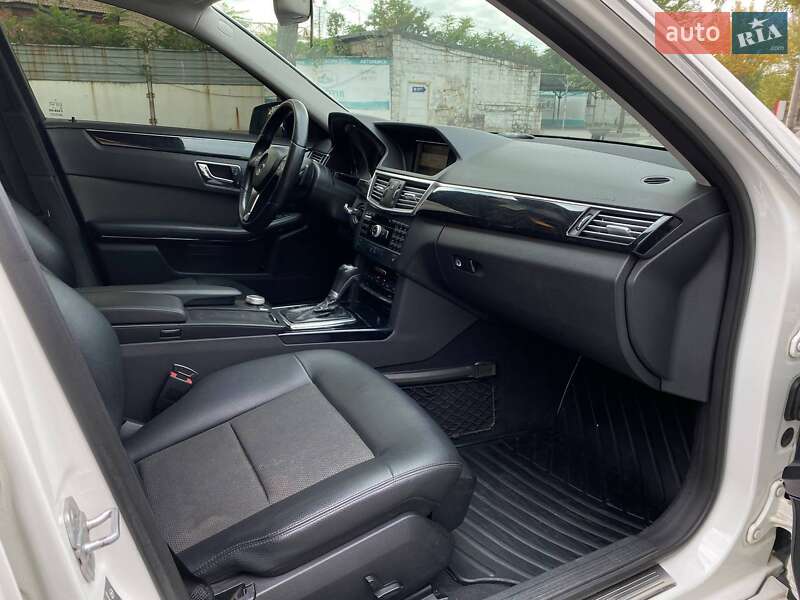 Седан Mercedes-Benz E-Class 2011 в Дніпрі