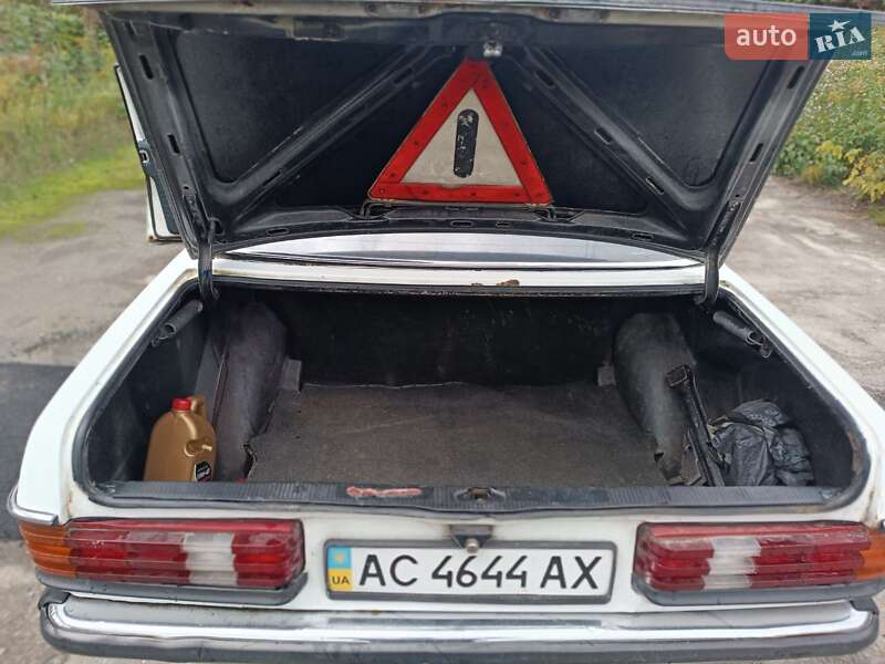 Седан Mercedes-Benz E-Class 1982 в Львові