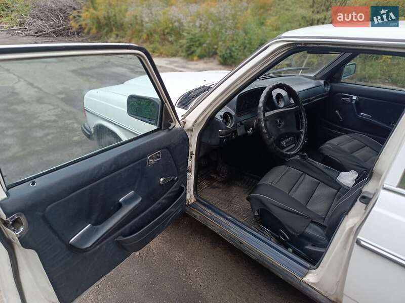 Седан Mercedes-Benz E-Class 1982 в Львові