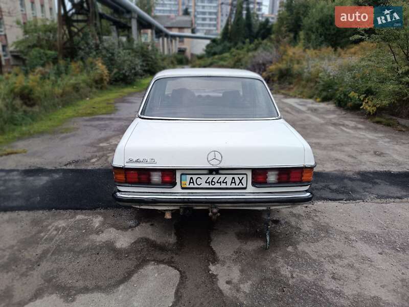 Седан Mercedes-Benz E-Class 1982 в Львові