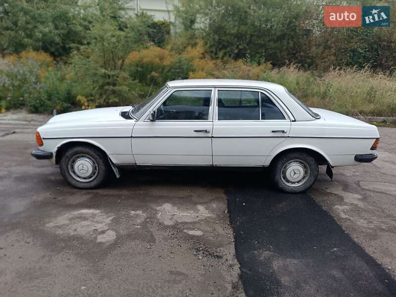 Седан Mercedes-Benz E-Class 1982 в Львові