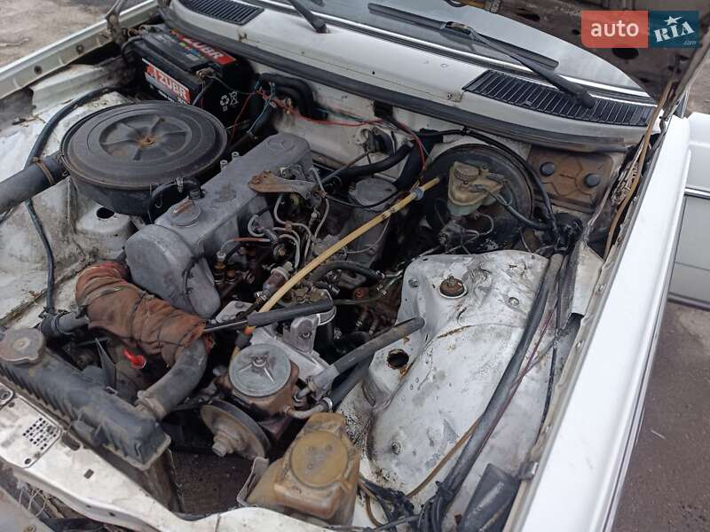 Седан Mercedes-Benz E-Class 1982 в Львові