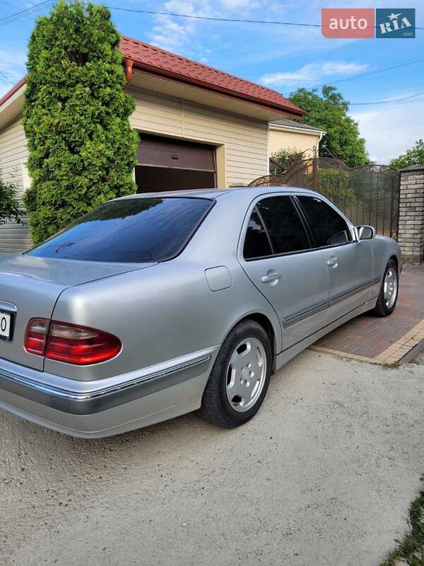 Седан Mercedes-Benz E-Class 2001 в Чернівцях