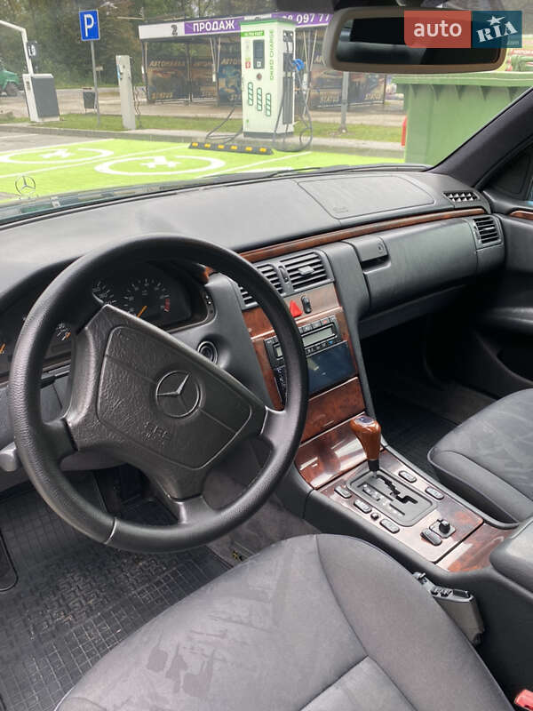 Седан Mercedes-Benz E-Class 1999 в Калуші