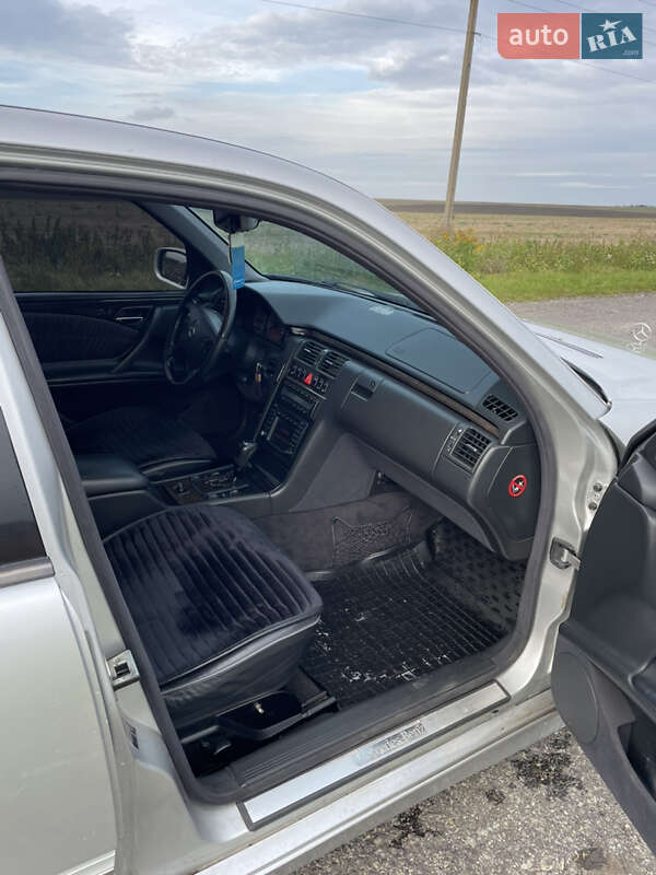 Седан Mercedes-Benz E-Class 2000 в Тернополе