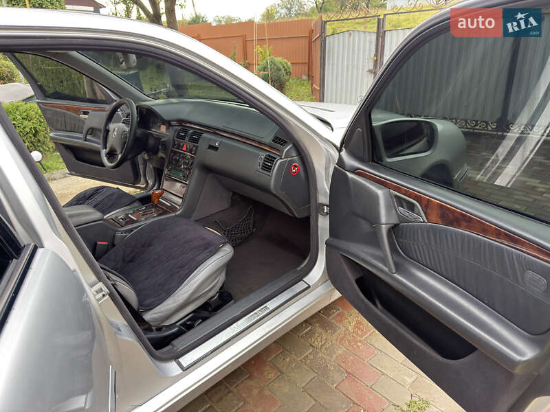 Седан Mercedes-Benz E-Class 2000 в Сторожинце