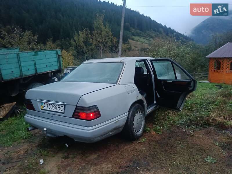 Седан Mercedes-Benz E-Class 1992 в Рахове