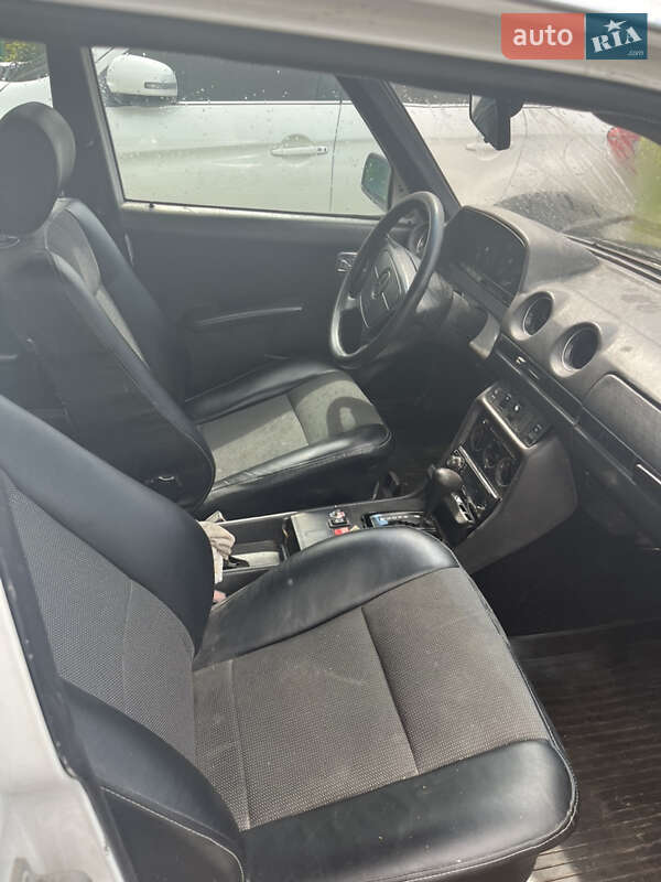 Седан Mercedes-Benz E-Class 1982 в Городенці