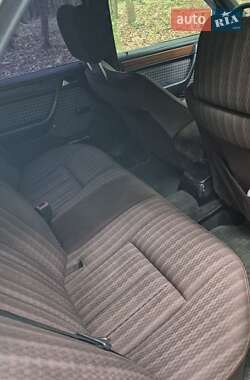 Седан Mercedes-Benz E-Class 1988 в Ровно