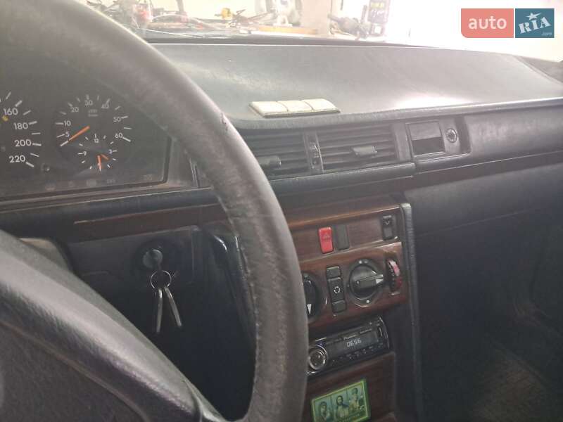 Седан Mercedes-Benz E-Class 1993 в Охтирці