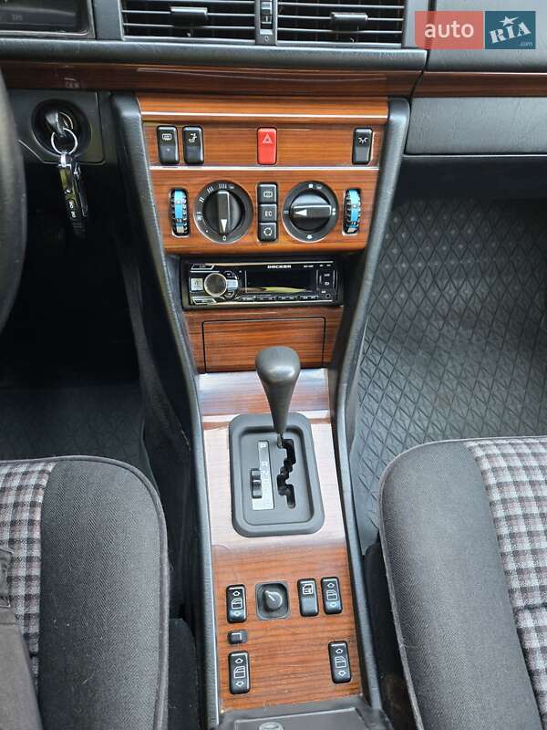 Седан Mercedes-Benz E-Class 1995 в Львове фото 16 Седан Mercedes-Benz E-Class 1995 в Львове