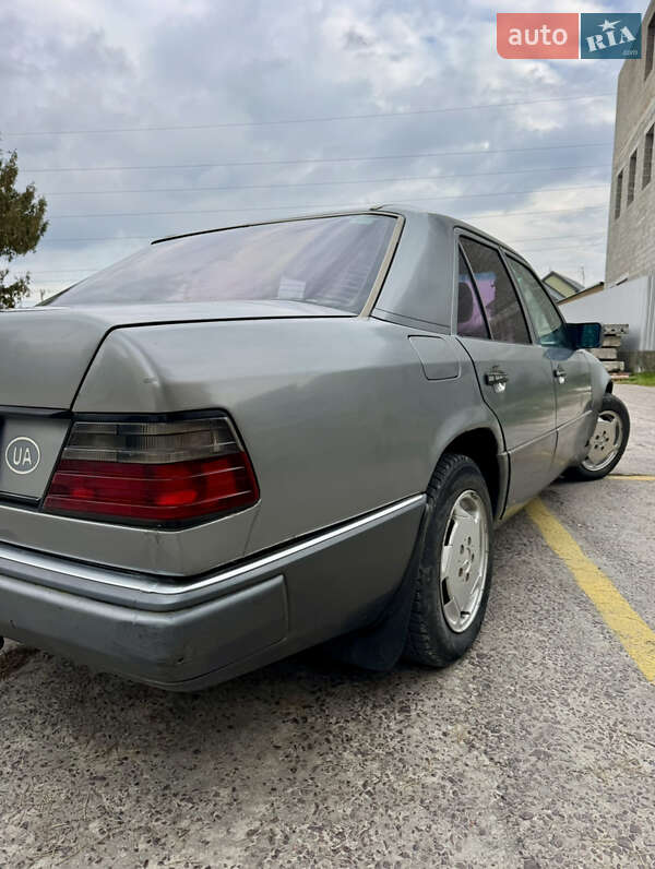 Седан Mercedes-Benz E-Class 1992 в Новояворовске