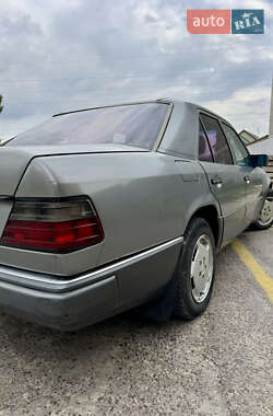 Седан Mercedes-Benz E-Class 1992 в 