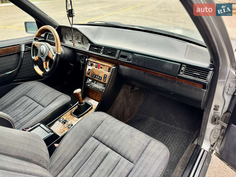 Седан Mercedes-Benz E-Class 1992 в Новояворовске
