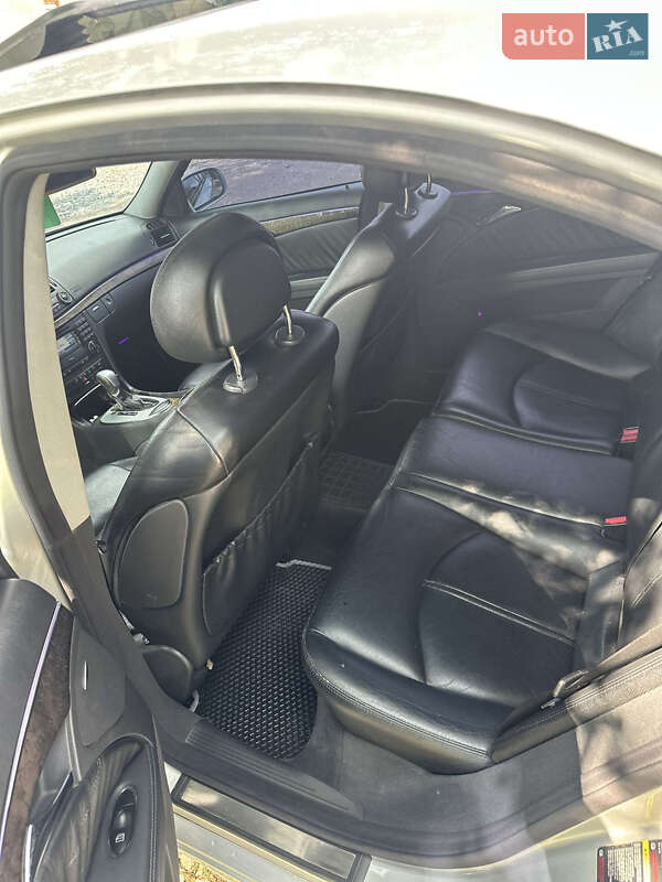 Седан Mercedes-Benz E-Class 2004 в Чудее