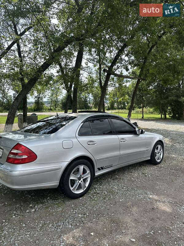 Седан Mercedes-Benz E-Class 2004 в Чудее