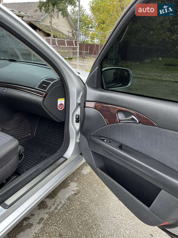 Седан Mercedes-Benz E-Class 2005 в Чернівцях