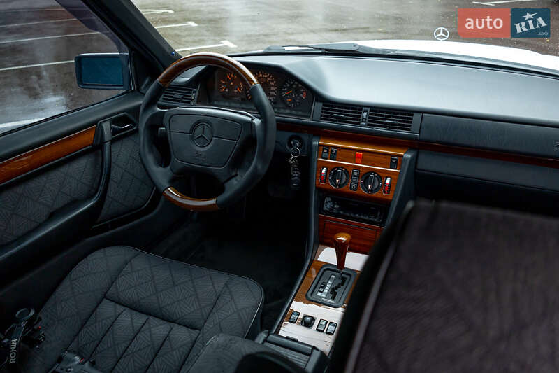 Седан Mercedes-Benz E-Class 1994 в Киеве