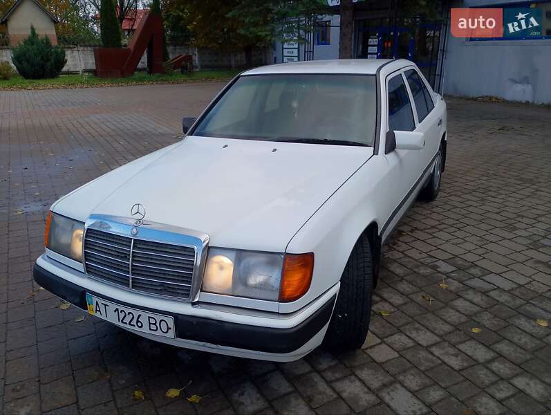Седан Mercedes-Benz E-Class 1989 в Надворной