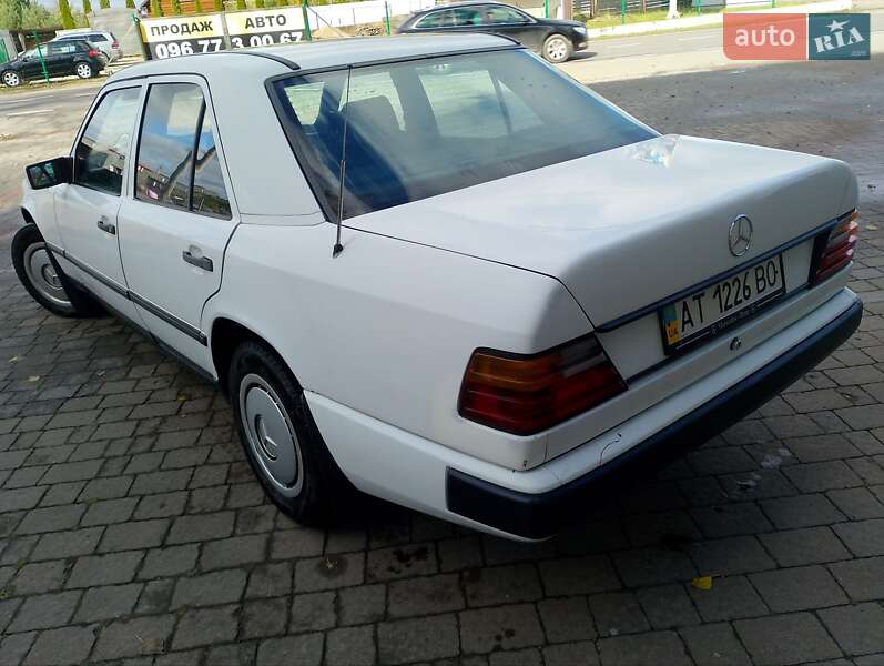 Седан Mercedes-Benz E-Class 1989 в Надворной