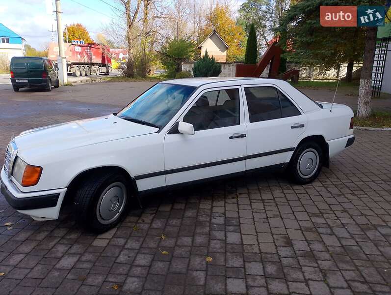 Седан Mercedes-Benz E-Class 1989 в Надворной
