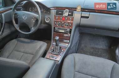 Седан Mercedes-Benz E-Class 2000 в 