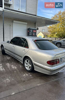 Седан Mercedes-Benz E-Class 2000 в  фото 2 Седан Mercedes-Benz E-Class 2000 в