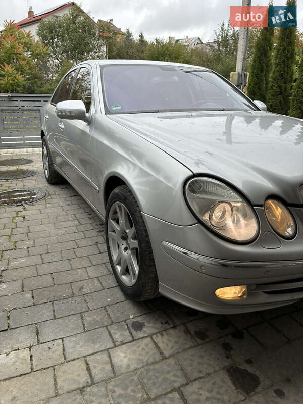 Седан Mercedes-Benz E-Class 2004 в Львове
