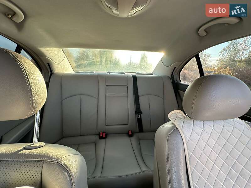 Седан Mercedes-Benz E-Class 2004 в Ровно