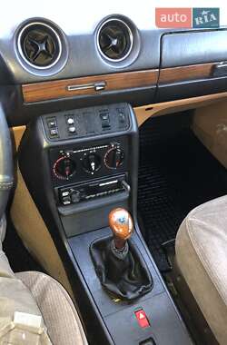 Універсал Mercedes-Benz E-Class 1984 в 
