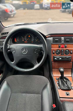 Седан Mercedes-Benz E-Class 1995 в  фото 8 Седан Mercedes-Benz E-Class 1995 в