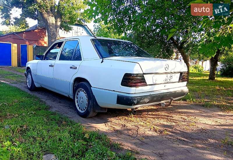 Седан Mercedes-Benz E-Class 1990 в Валках