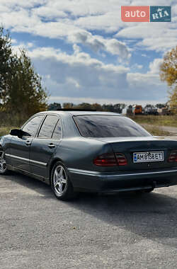 Седан Mercedes-Benz E-Class 2000 в 