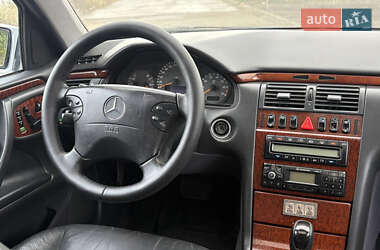 Седан Mercedes-Benz E-Class 2000 в 