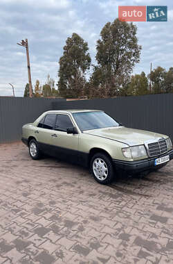 Седан Mercedes-Benz E-Class 1986 в  фото 3 Седан Mercedes-Benz E-Class 1986 в