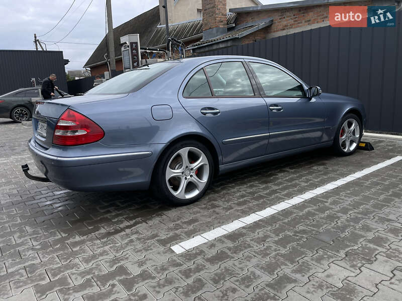 Седан Mercedes-Benz E-Class 2005 в Луцке
