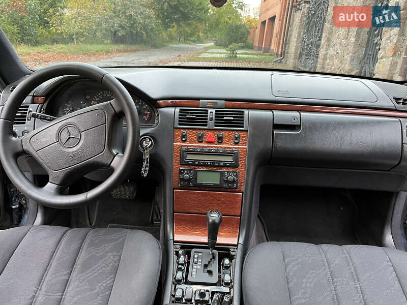 Седан Mercedes-Benz E-Class 1998 в Киеве