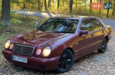 Седан Mercedes-Benz E-Class 1996 в Киверцах