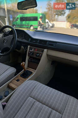 Седан Mercedes-Benz E-Class 1990 в 
