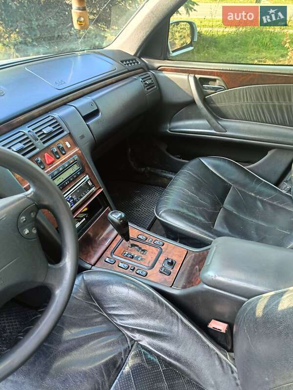 Седан Mercedes-Benz E-Class 2000 в Тернополе