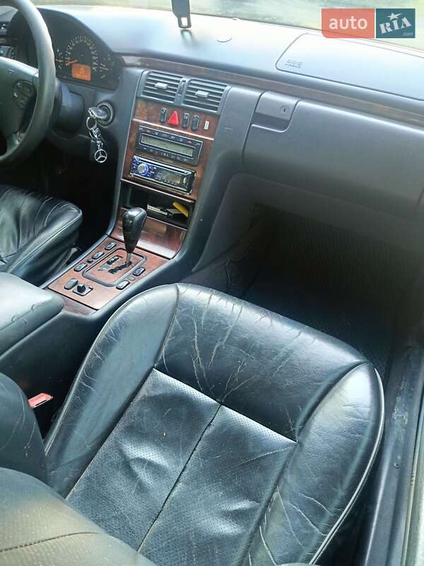 Седан Mercedes-Benz E-Class 2000 в Тернополе