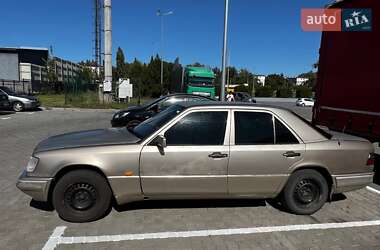 Седан Mercedes-Benz E-Class 1986 в  фото 2 Седан Mercedes-Benz E-Class 1986 в