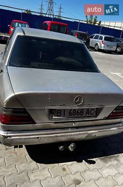 Седан Mercedes-Benz E-Class 1986 в  фото 3 Седан Mercedes-Benz E-Class 1986 в